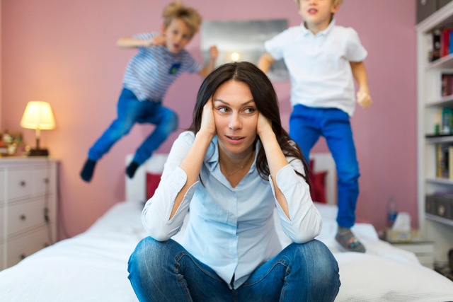 Maman qui n'en peut plus de ses deux enfants agités