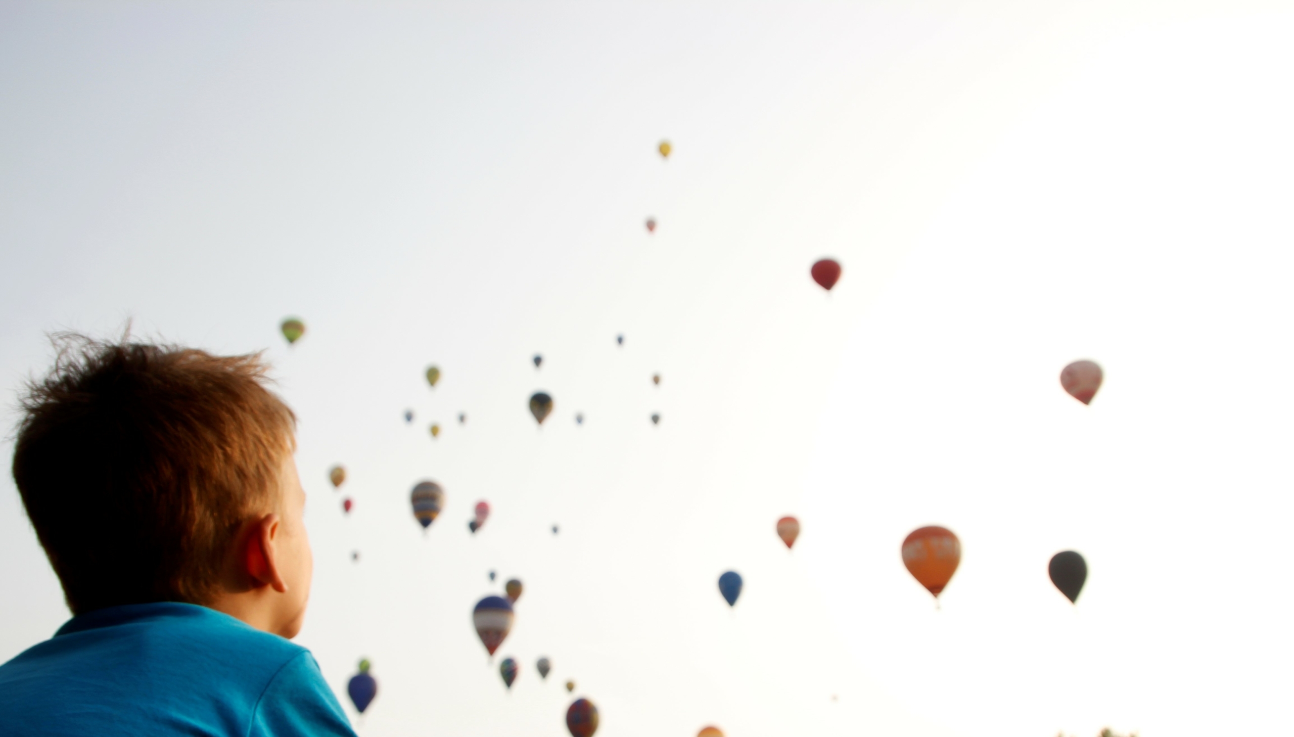 Enfant qui regarde des montgolfières