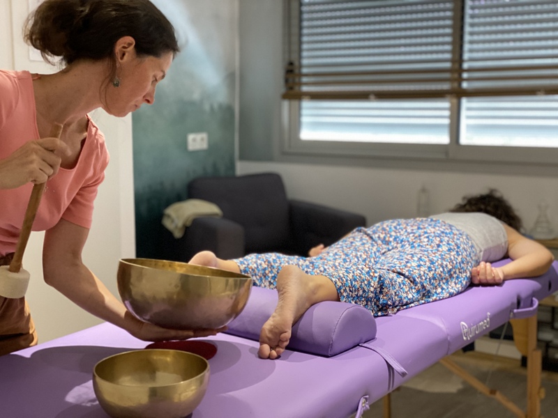 Stéphie Guihéneuf pratiquant un massage sonore