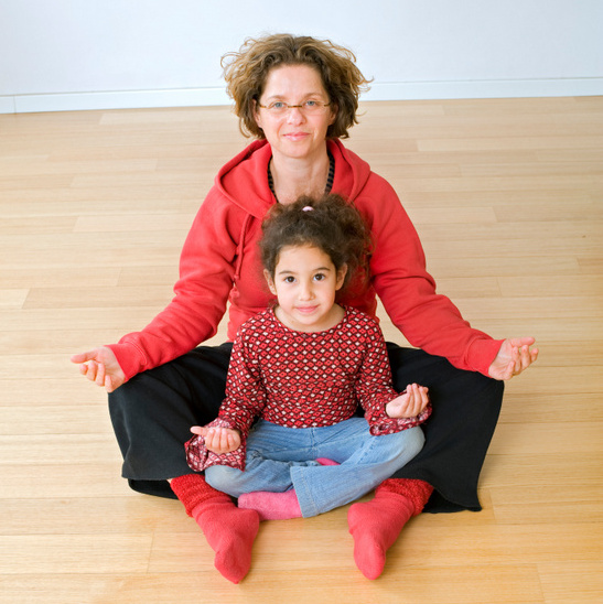 une maman et sa petite fille font du yoga