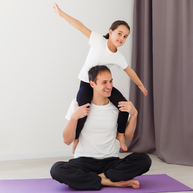 Un papa et sa fille font du yoga