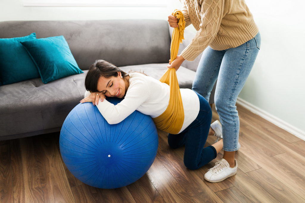 Une femme enceinte soulage le poids de son ventre avec le rebozo