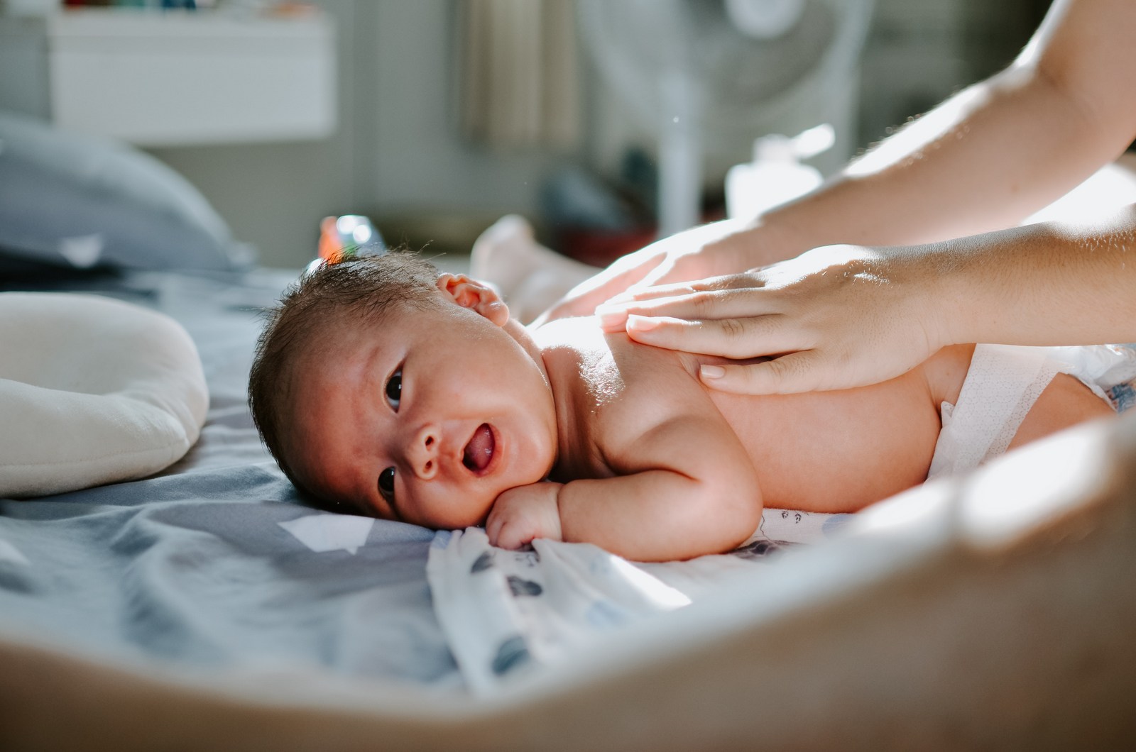 un bébé se fait masser