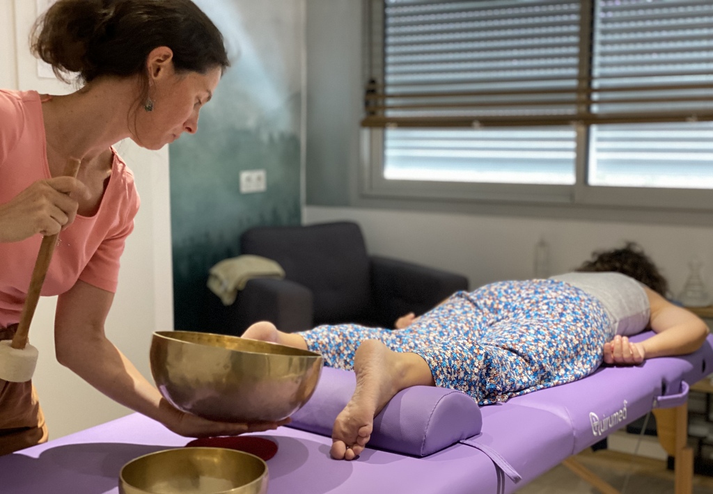 Stéphie Guihéneuf pratiquant un massage