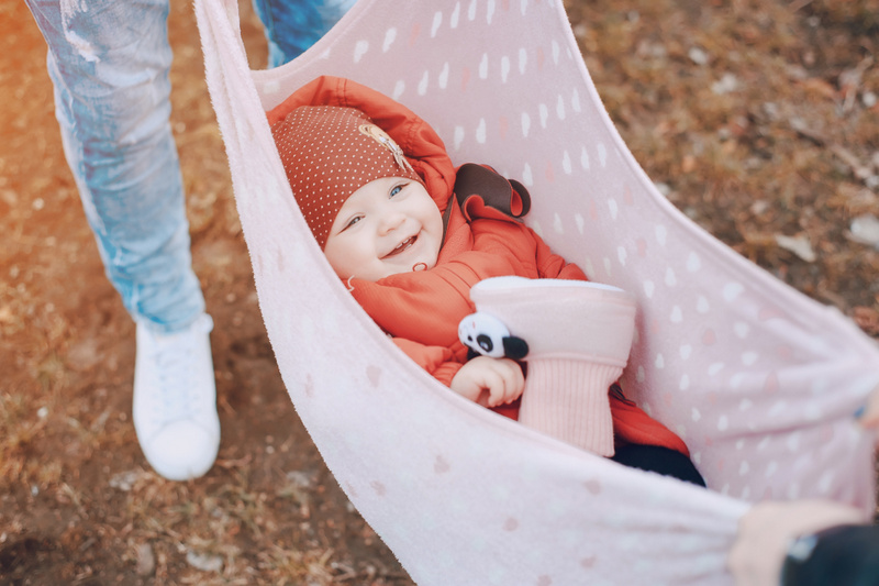 Un enfant joyeux dans un hamac