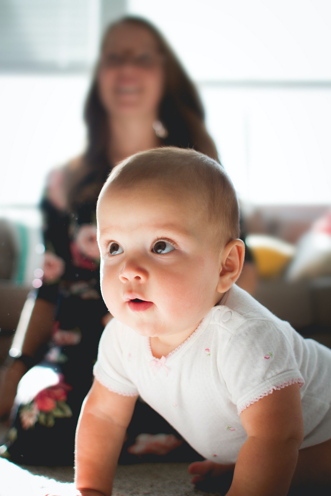 Une maman regarde son bébé