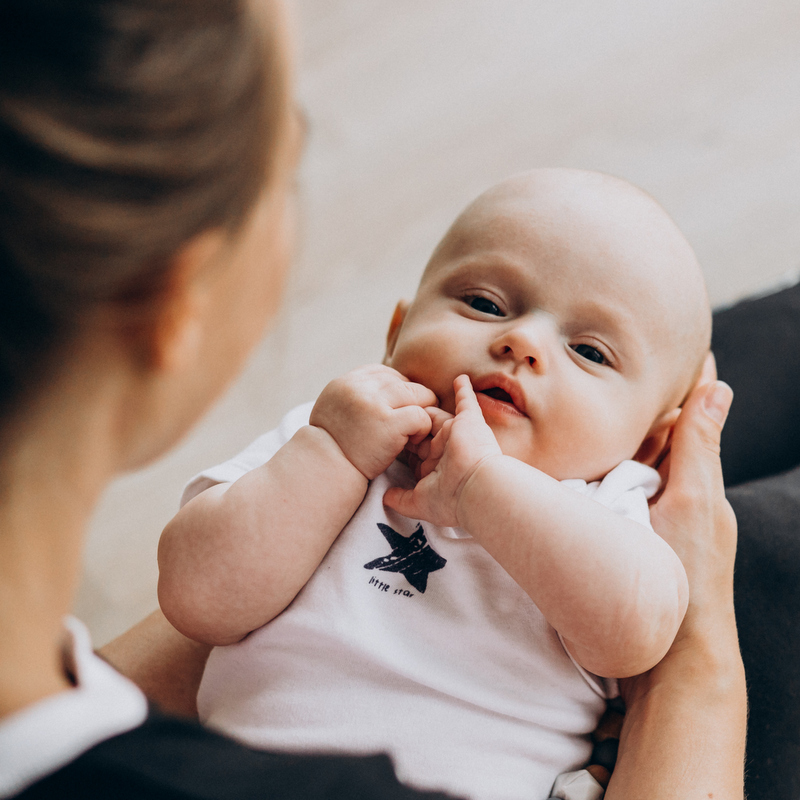 Une femme regarde son bébé en face à face